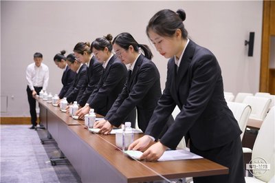 聚焦｜她們可不簡單！微笑、問好、端茶續(xù)水，都是這樣苦練出來的——揭秘專業(yè)會務服務的幕后訓練